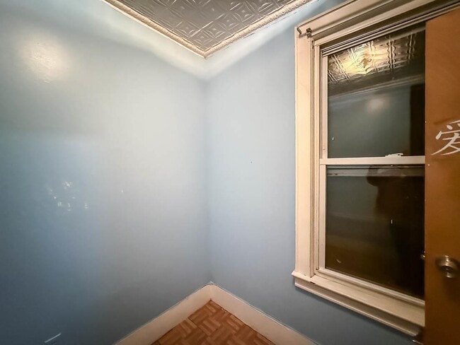 Building Photo - 164 Griffith St