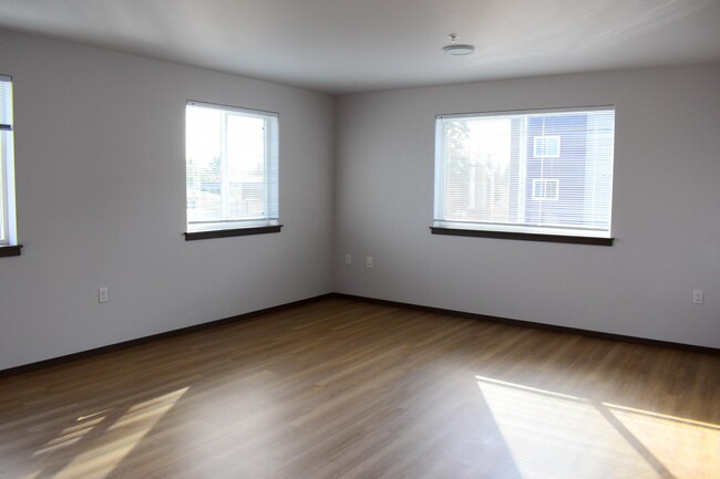 Living Room/Dining Room - Holly Ridge