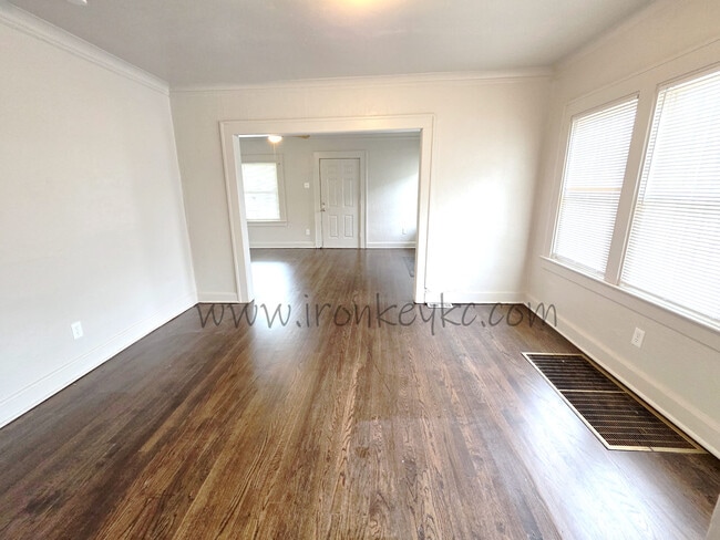 Building Photo - 2100 E 58th St