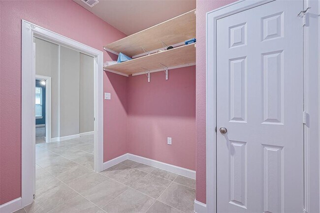 Building Photo - 5511 Highland Dr