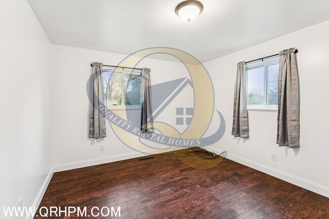 Building Photo - 3 bedroom, 1.5 baths Ranch home with a bas...