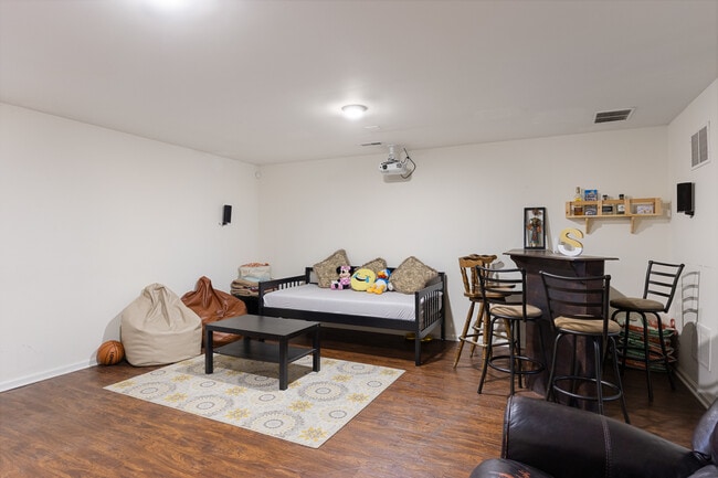 Building Photo - 9 Crest Ct