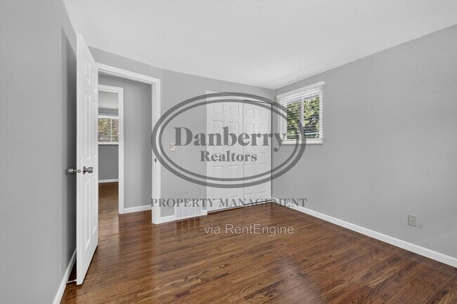 Building Photo - 6946 Kinsman Dr
