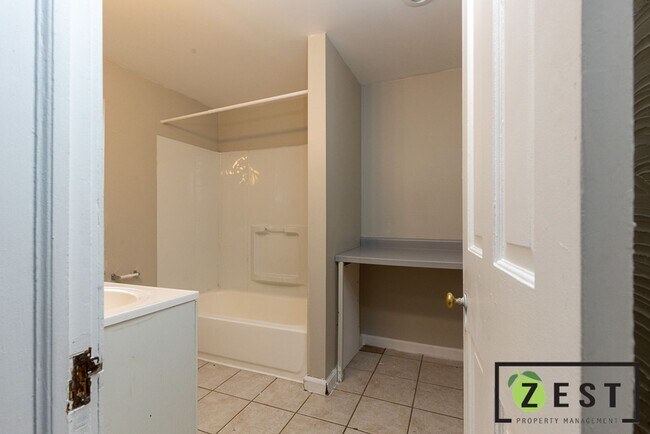 Building Photo - - BEAUTIFUL 3-BEDROOM 1 BATHROOM  April 11th 2-2:30 pm!