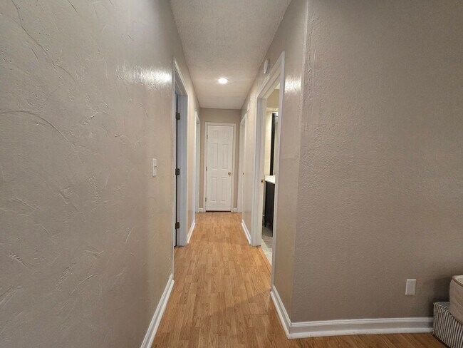 Building Photo - 3 Bed 1.5 Bath in Shawnee!