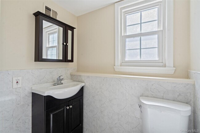 Building Photo - 445 S Wellwood Ave