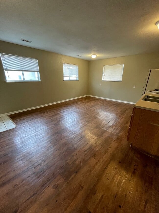 Building Photo - 2 bed/ 1 bath Single Family House