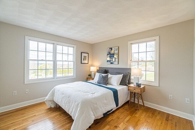 Building Photo - 32 Waltham St