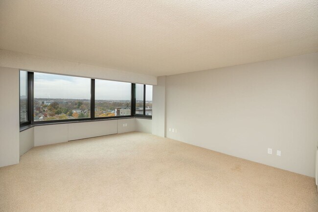 Building Photo - Unbeatable Views, Ample Amenities, 2 Bed 1...