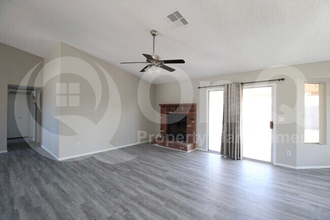 Building Photo - 713 W Mesquite St