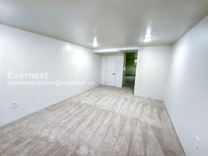 Building Photo - 934 E 7th St