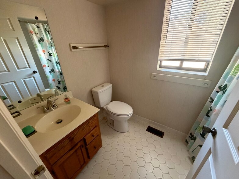 Upstairs bathroom - 1808 Stephens St