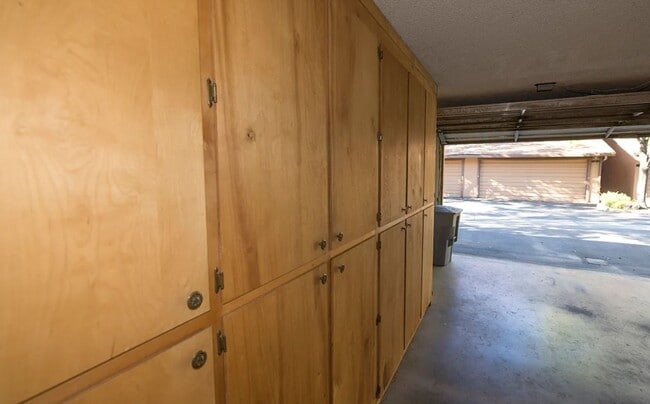 Building Photo - Condo in The Bluffs - Community Pool and Spa