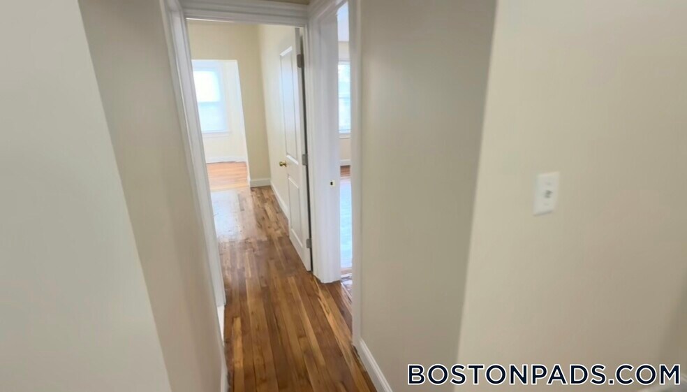 Building Photo - 244 Kelton St