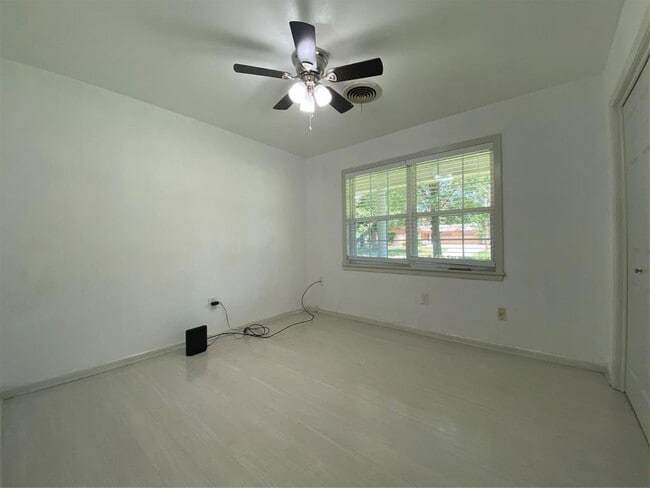 Building Photo - 608 Willow Bend Dr
