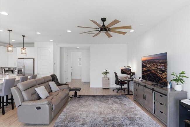 Building Photo - 5935 S Coyote Canyon