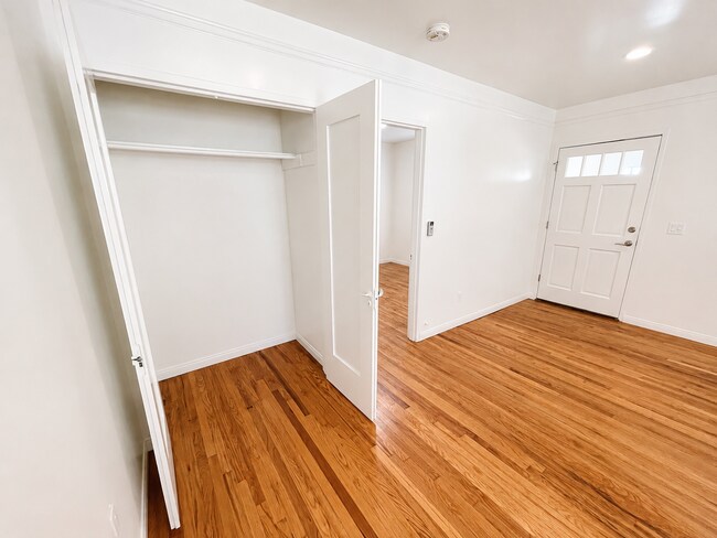 Building Photo - Completely Remodeled Spanish Style Midtown Apartment! Air Conditioning!