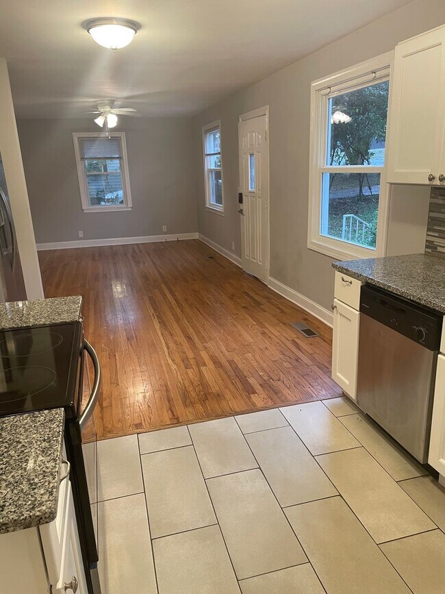 Building Photo - 3BR w/ In-Unit W/D + Assigned Parking in Nashville