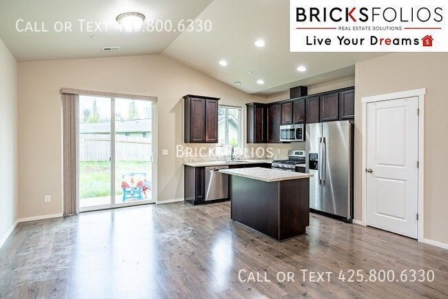 Building Photo - 4-bedroom Lynnwood gem near shops and rest...
