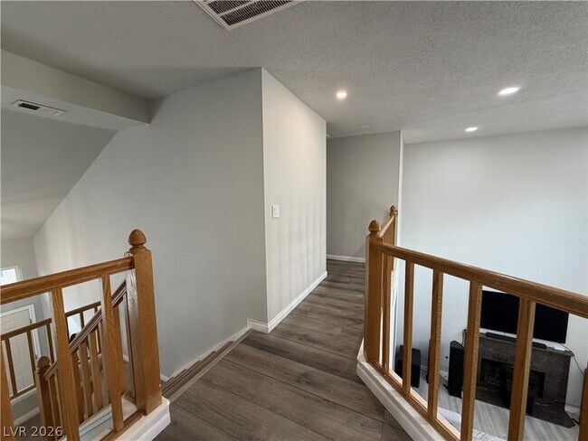 Building Photo - 2724 Monrovia Dr