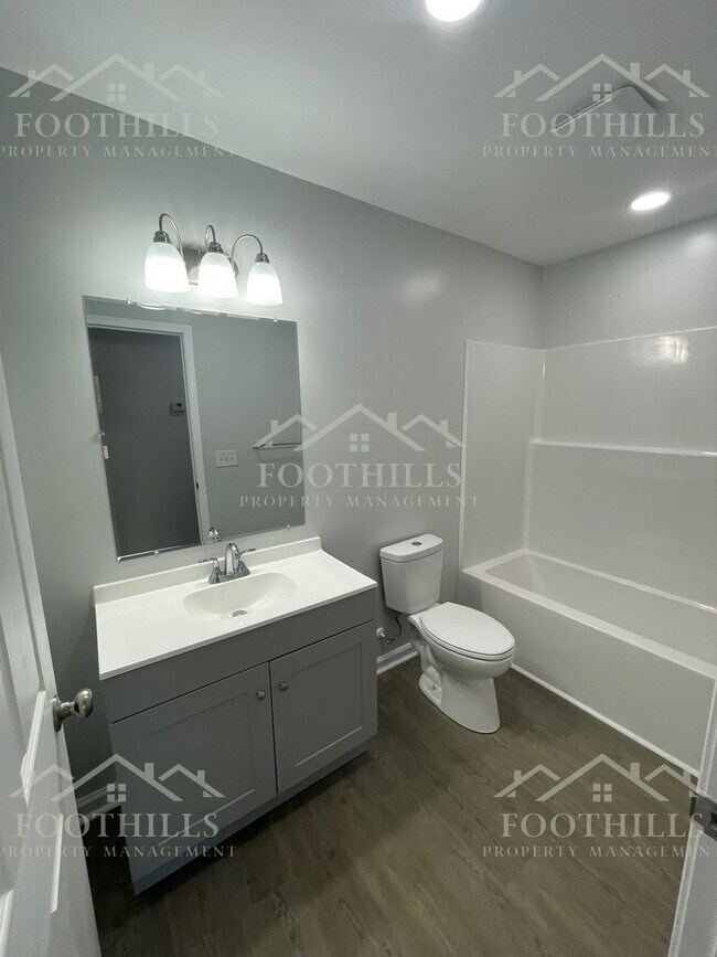 Building Photo - 103 Rhoe Cir