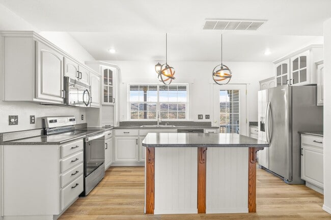 Building Photo - Stunning Kamiah House with Breathtaking Views