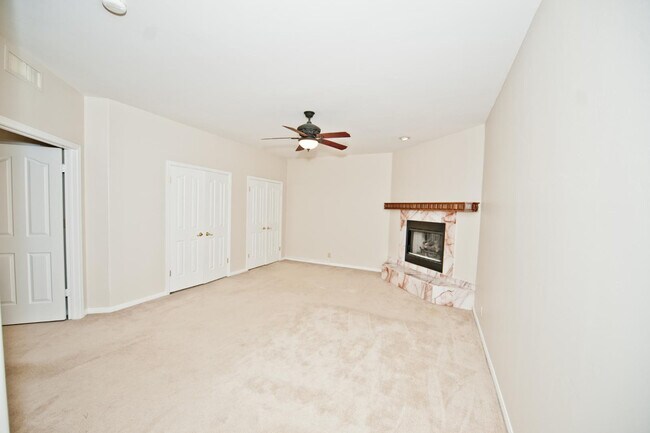 Building Photo - 2322 S Rogers Cir