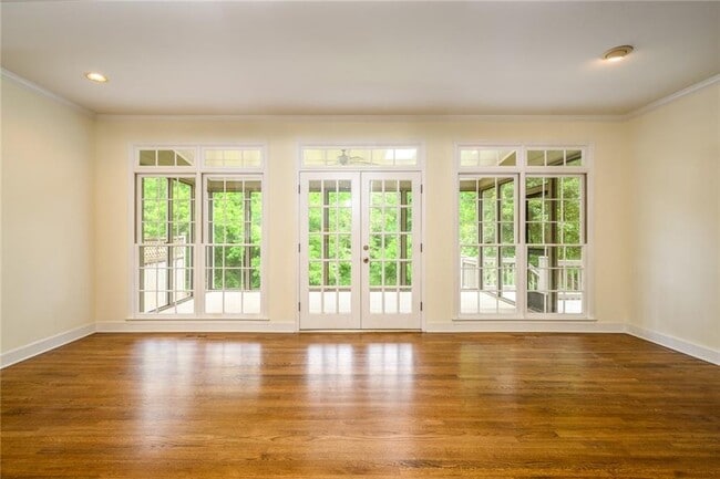 Building Photo - 1034 St James Crossing