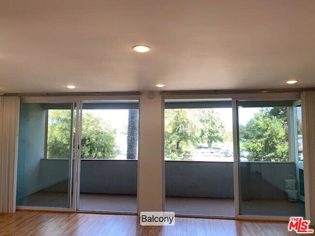 Building Photo - 4915 Tyrone Ave