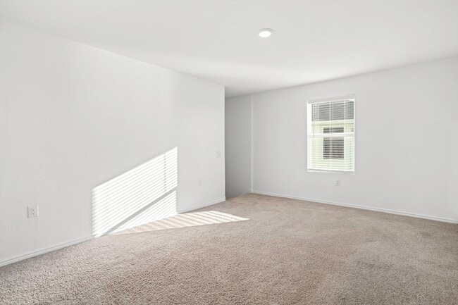 Building Photo - Southside gem! 4 bedrooms, loft, open floor plan less than 10 miles from the Toyota plant