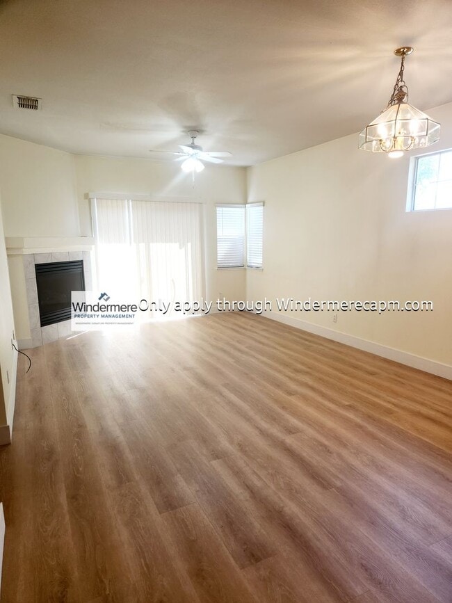 Building Photo - Bright 3 bedroom, 2 bath in Gated Communit...