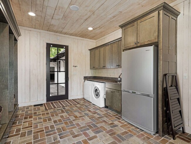 Building Photo - 3807 Harding Pl