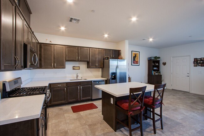 Building Photo - 2 Story Townhouse in Gated Community! Comi...