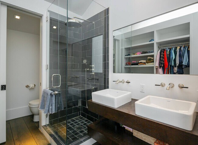 Building Photo - 811 Halsey Ln