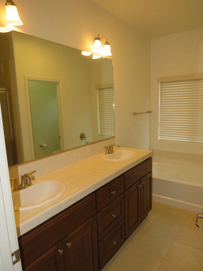 Building Photo - 305 Hampton Dr