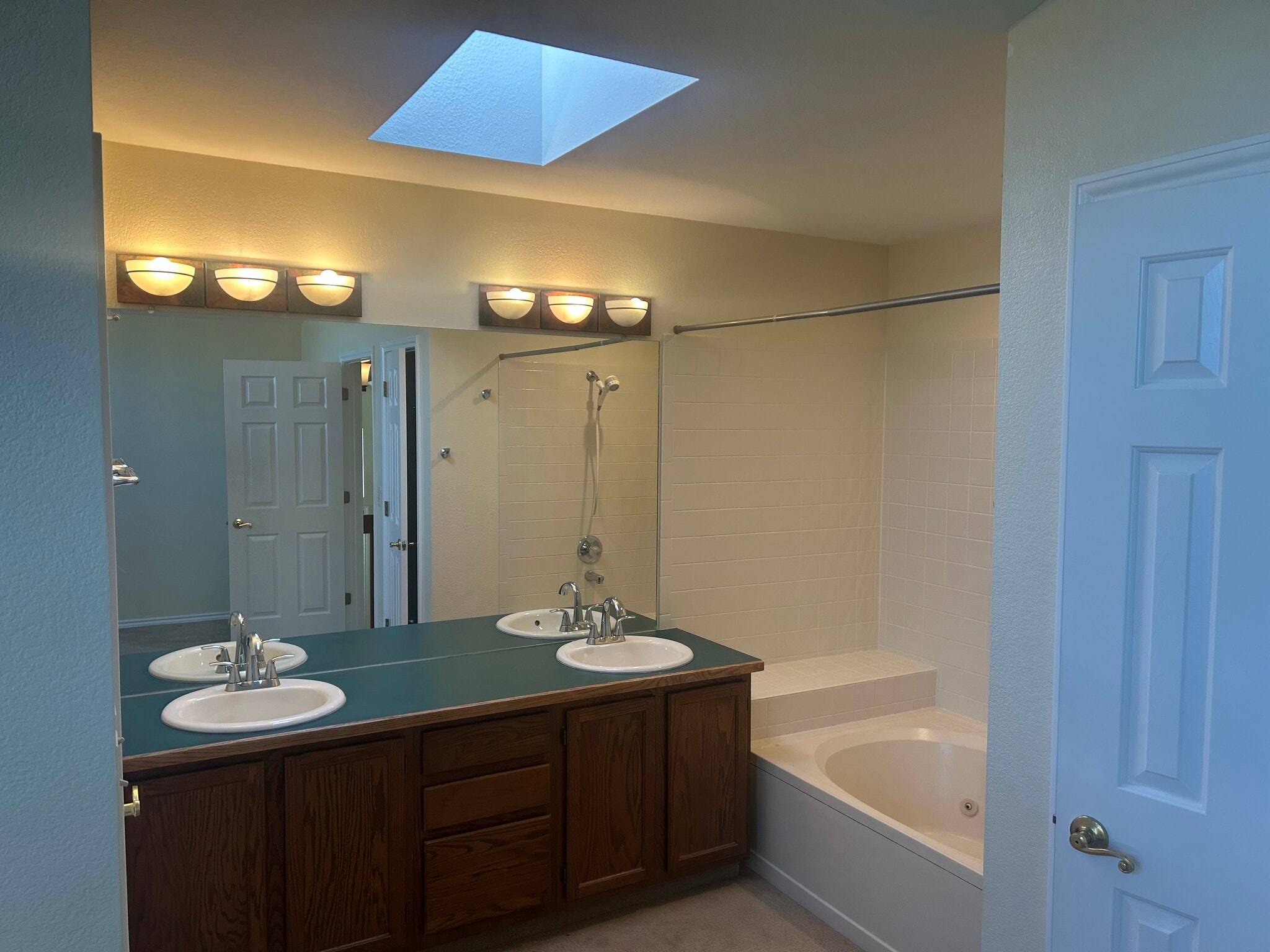 En suite bath - 5717 Table Top Ct