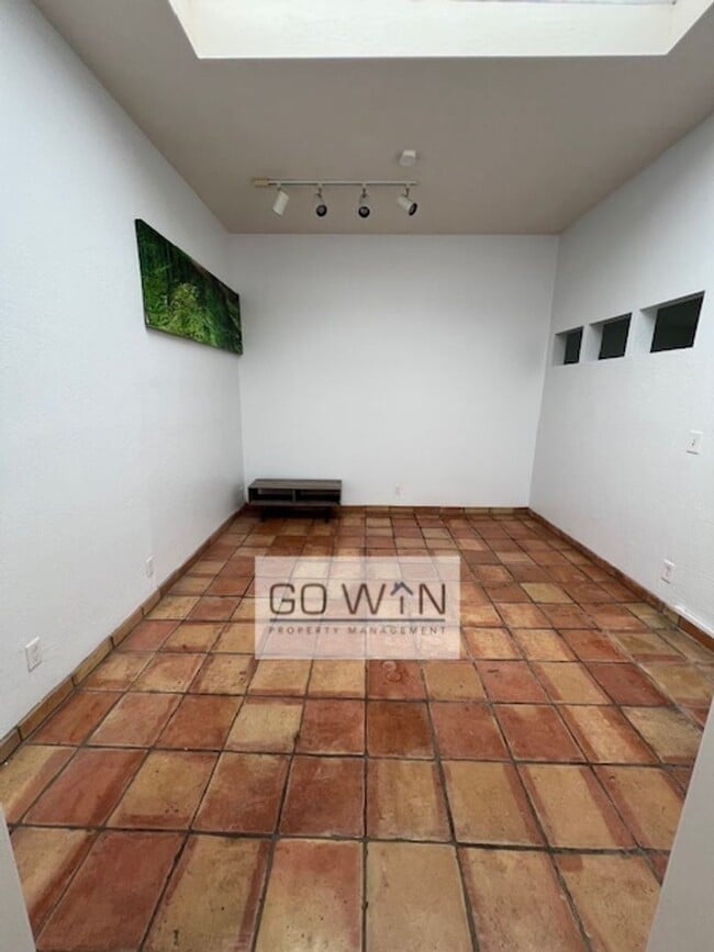 Building Photo - 4 Bed/ 2 Bath - House Tempe