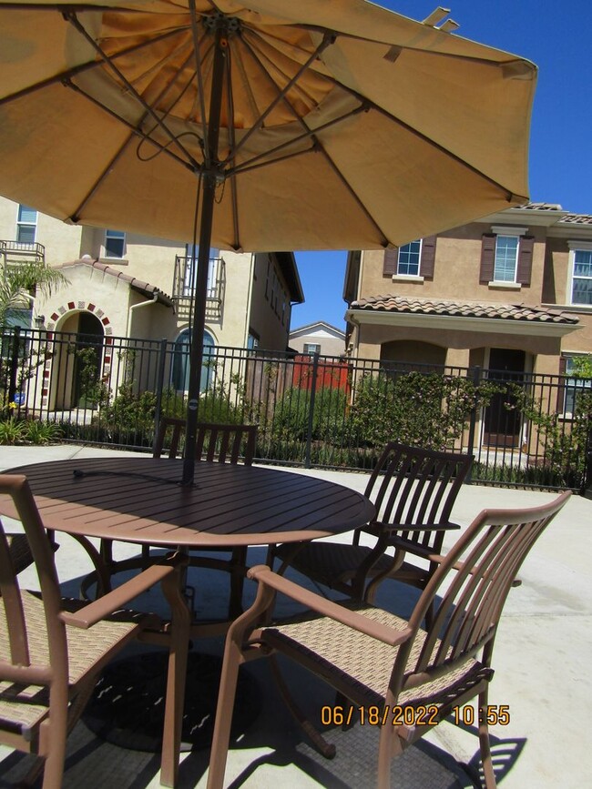 Building Photo - Beautiful Newer Two Story Home in The Gate...