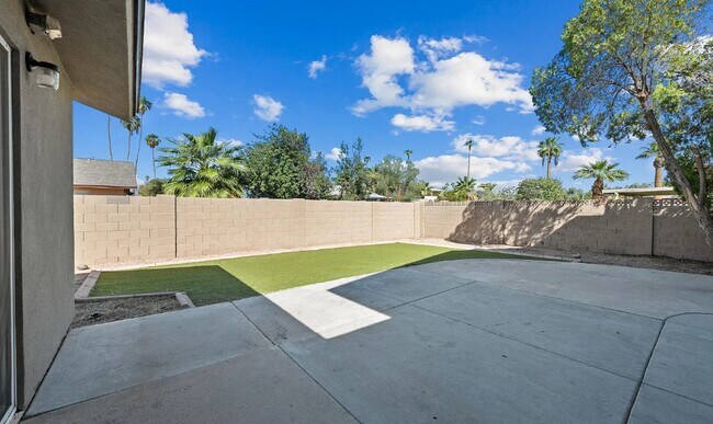 Building Photo - 1720 E Hermosa Dr