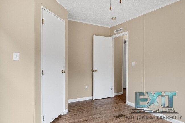 Building Photo - Beautiful Fully Renovated 3 Bed 2 Bath Home