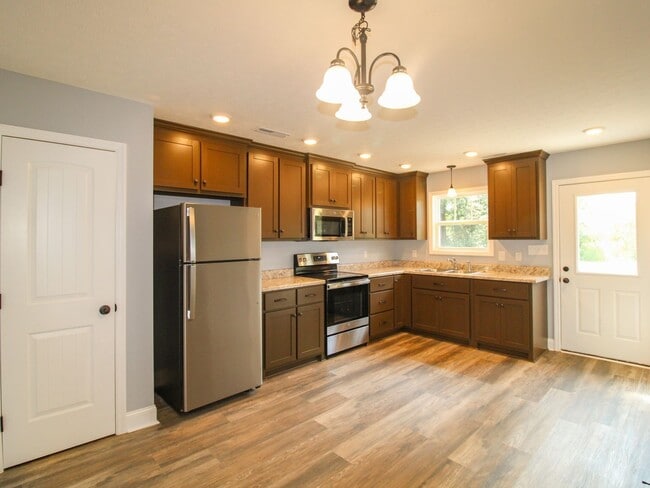 Building Photo - FREE RENT! Great Location close to Athens! MOVE IN Ready!