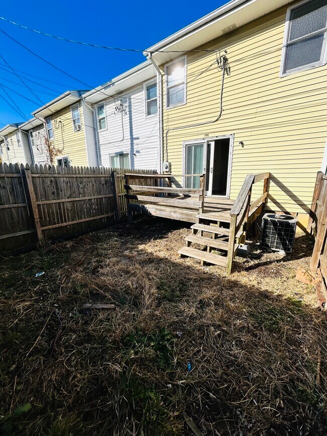 Fenced Yard - 508 Yorktowne Pl