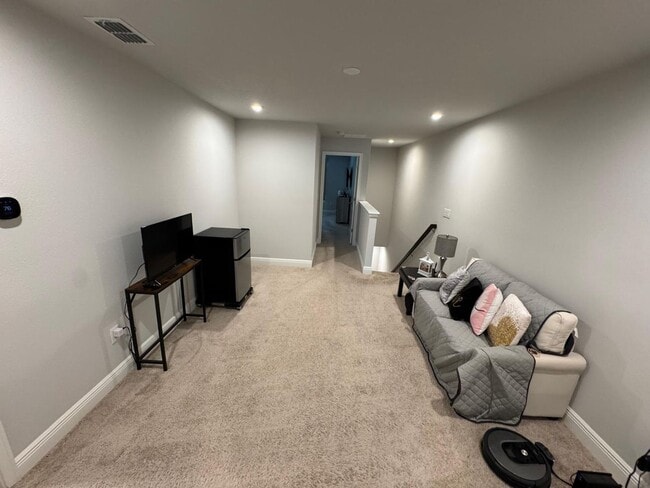 Building Photo - Beautifully maintained 3-bedroom, 2.5-bath...