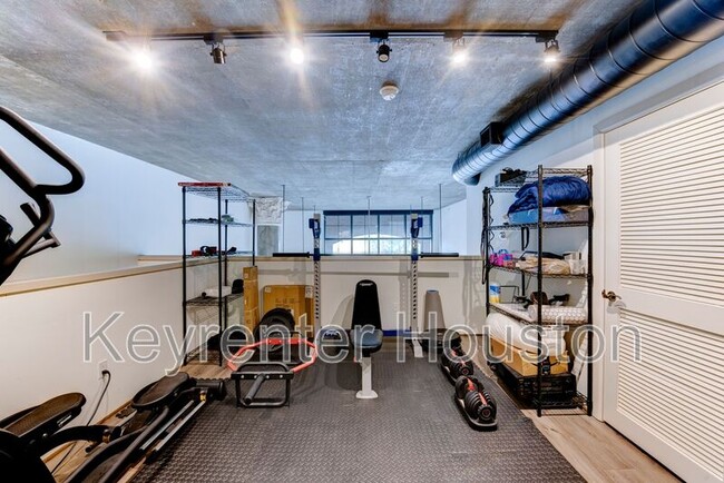 Building Photo - 1005 S Shepherd Dr