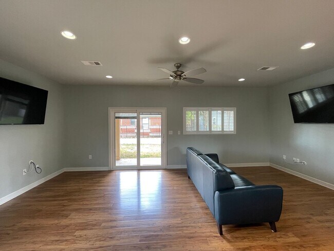 Building Photo - Amazing detached 2/2.5 duplex in Central Austin!!!