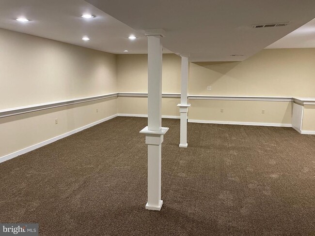 Building Photo - 673 Warren Dr