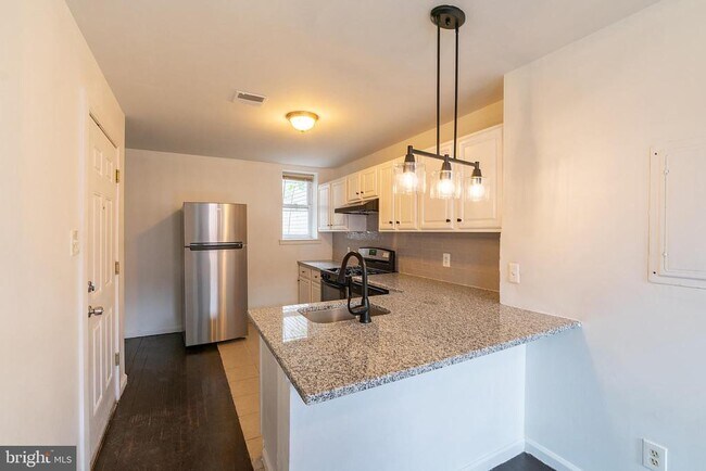 Building Photo - 305 N 41st St
