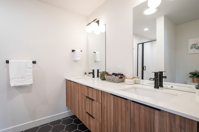 Building Photo - 34 W Cremona St