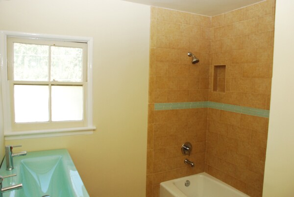 Bathroom - 5338 1/2 Ben Ave
