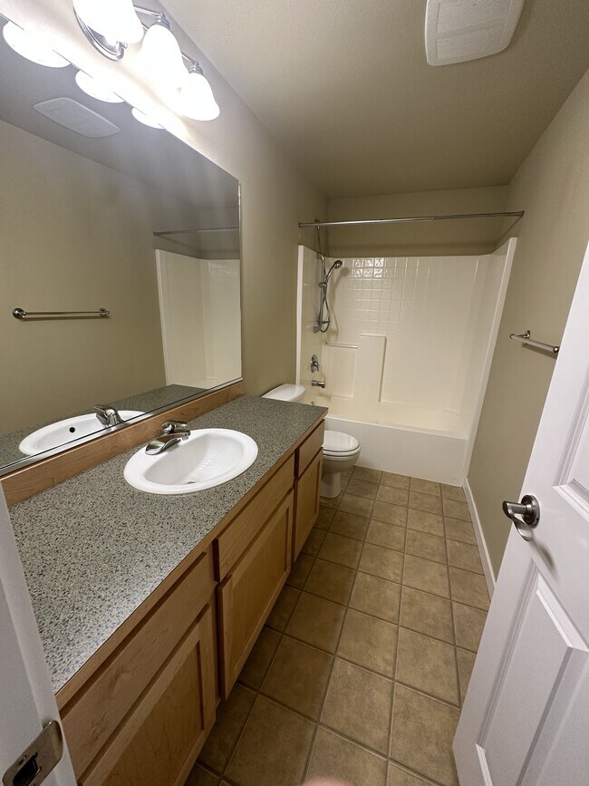 Building Photo - 3104 Sunset Dr W